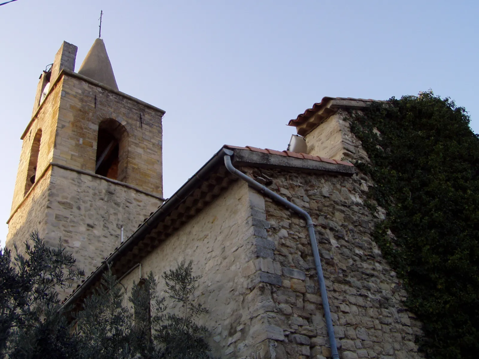 Le clocher de l'église Saint-Pierre de Pierrevert
