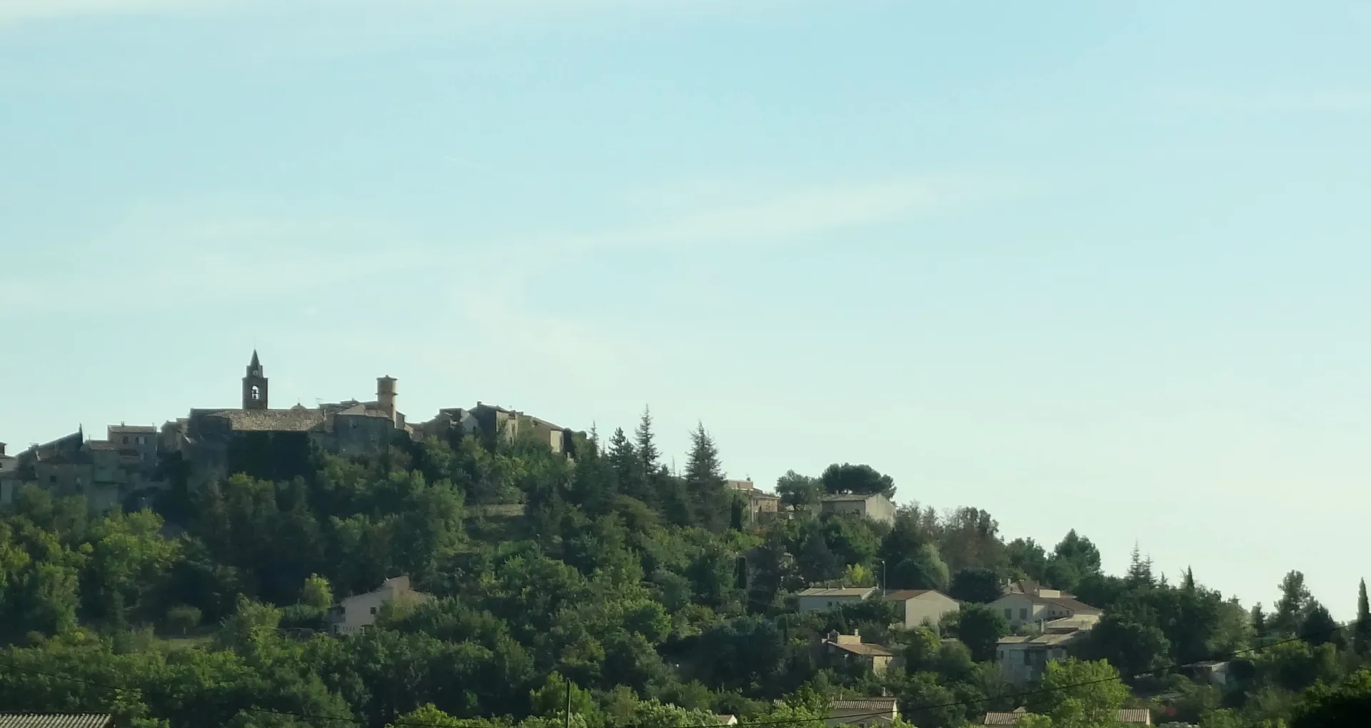 Le village perché de Pierrevert et le clocher de l'église Saint-Pierre