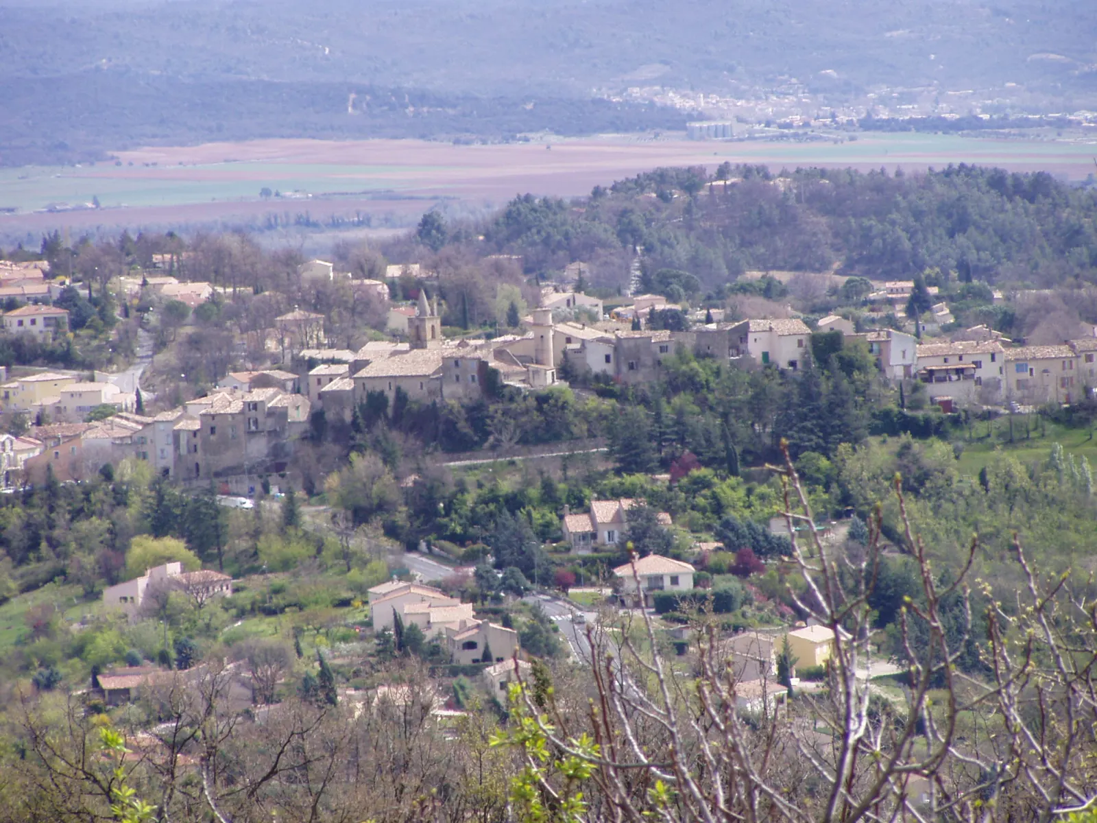 Vue générale du village de Pierrevert, dans les Alpes-de-Haute-Provence