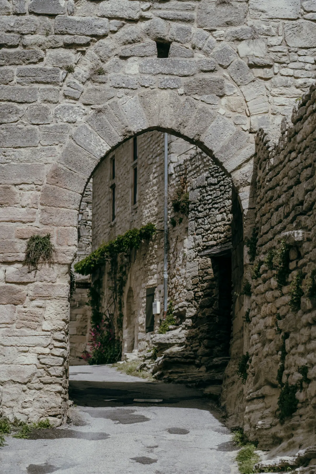 Porche voûté en pierre d'un village ancien